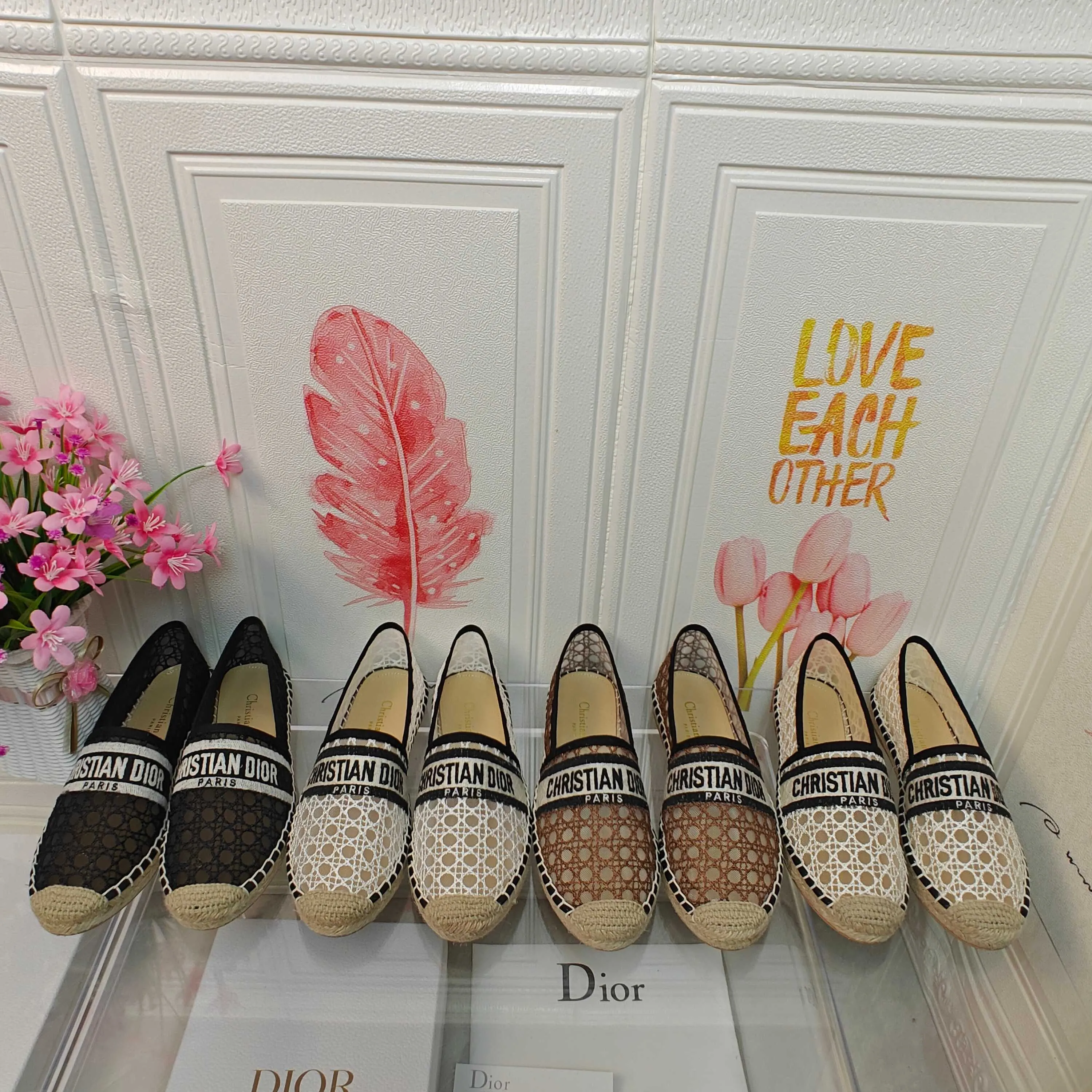 👟👟Ex-factory price 380👟👟 Dior Granville espadrilles with black embroidery top quality Upper: "CHRISTIANDIOR" embroidered mesh Craftsmanship: Hand-sewn hemp rope outsole Lining: Imported soft and breathable sheep lining with padded feet Size: 35-40 (customized at 34.41.42) Outsole: Exclusive molded rubber outsole decorated with lucky star symbol